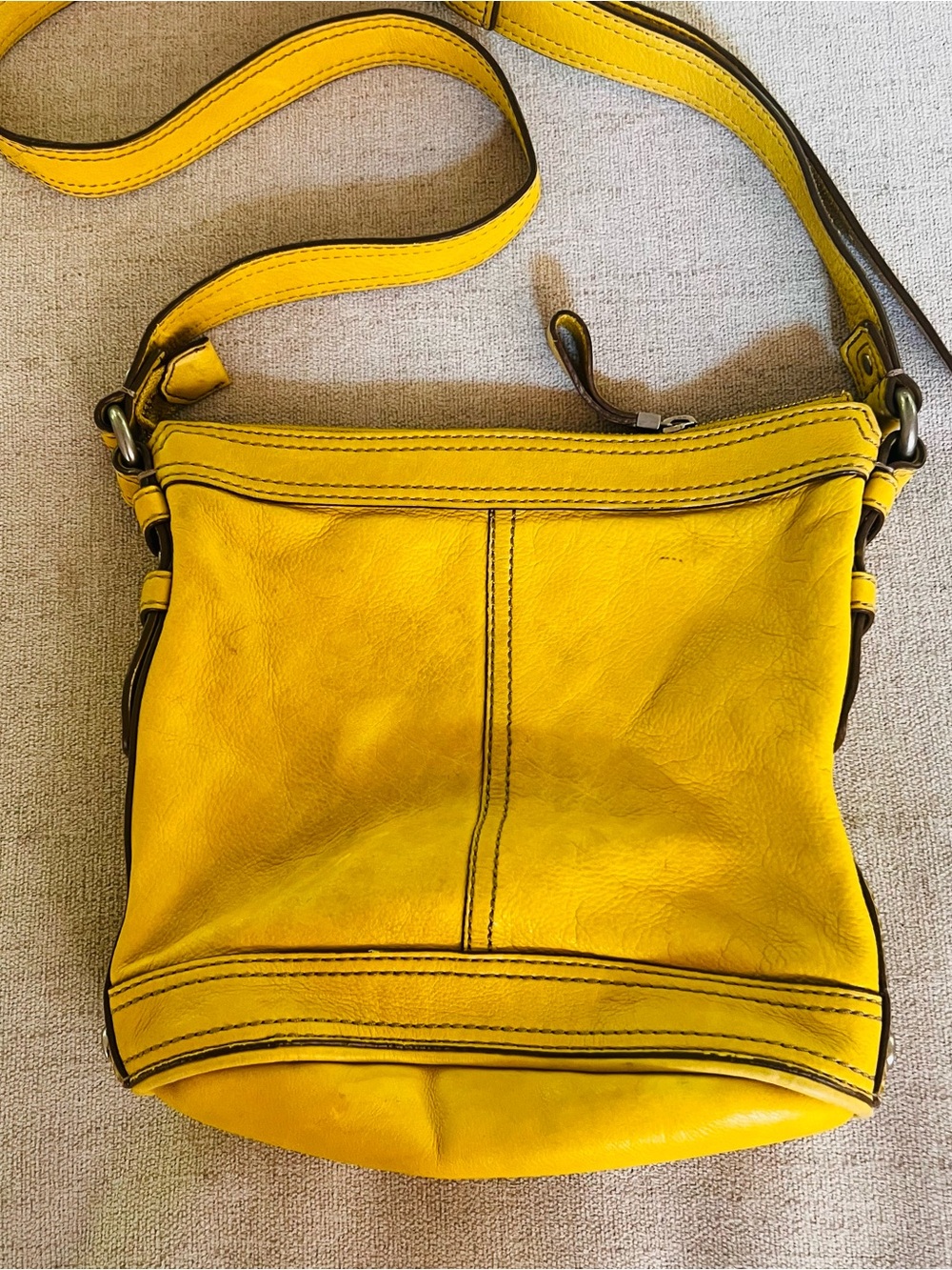 Fossil Yellow Leather Crossbody Purse features silver-tone key logo plaque - Picture 4 of 7